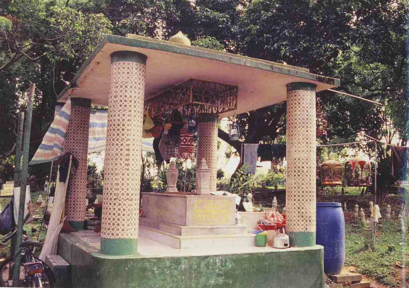 A big Muslim tombstone in the Bidadari Muslim cemetery. Courtesy of Goh Si Guim.